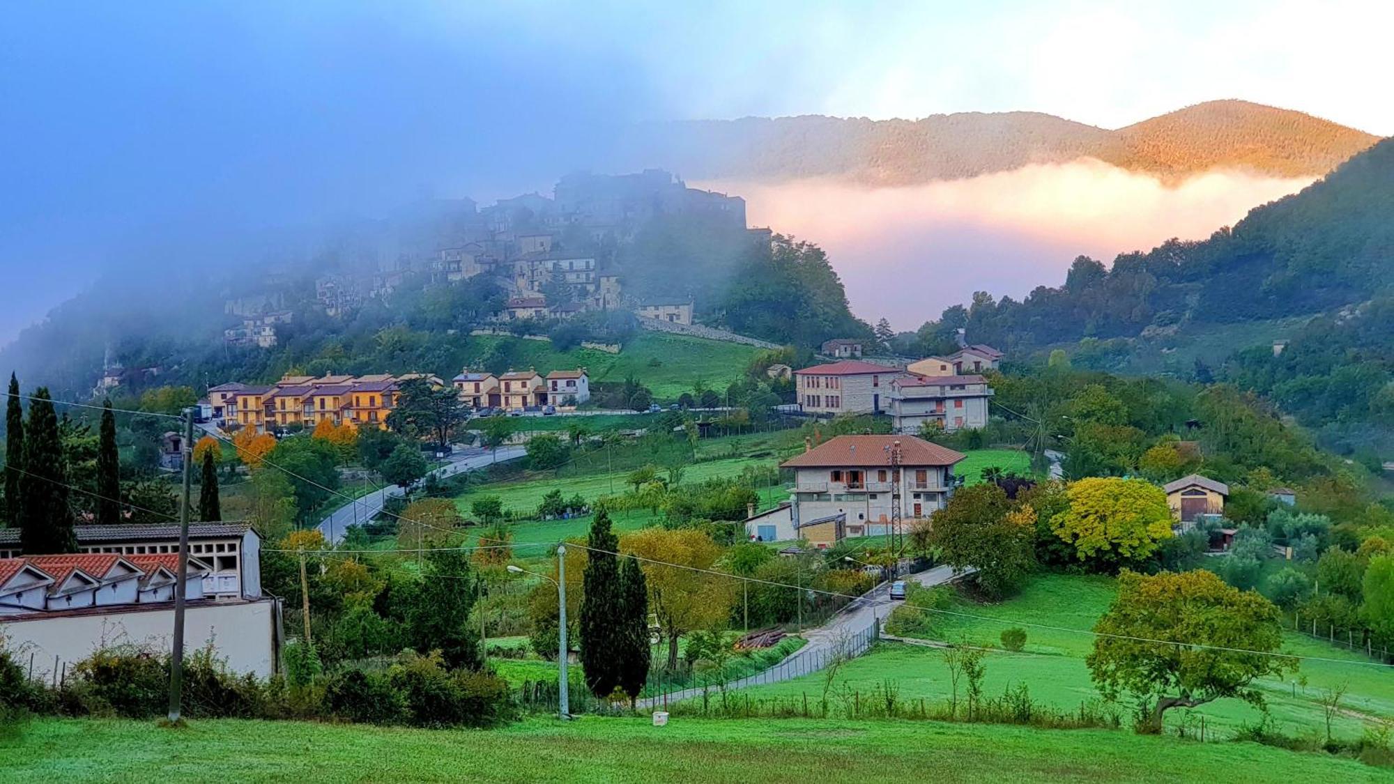 La Terrazza Sul Lago Turano Castel di Tora Eksteriør bilde