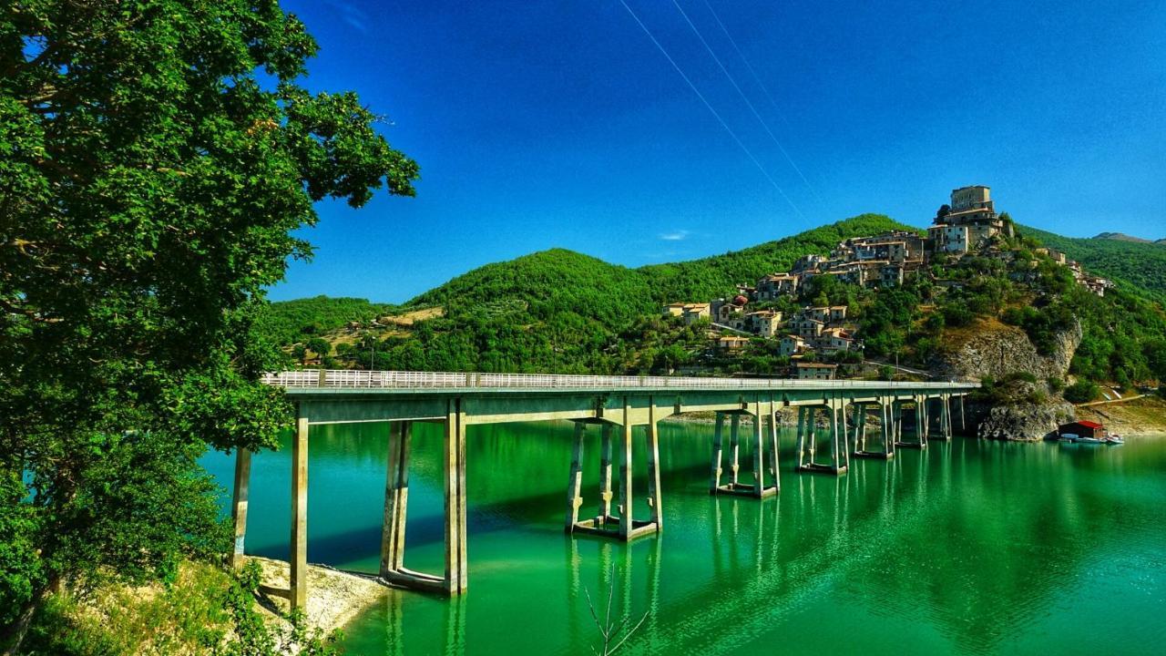 La Terrazza Sul Lago Turano Castel di Tora Eksteriør bilde