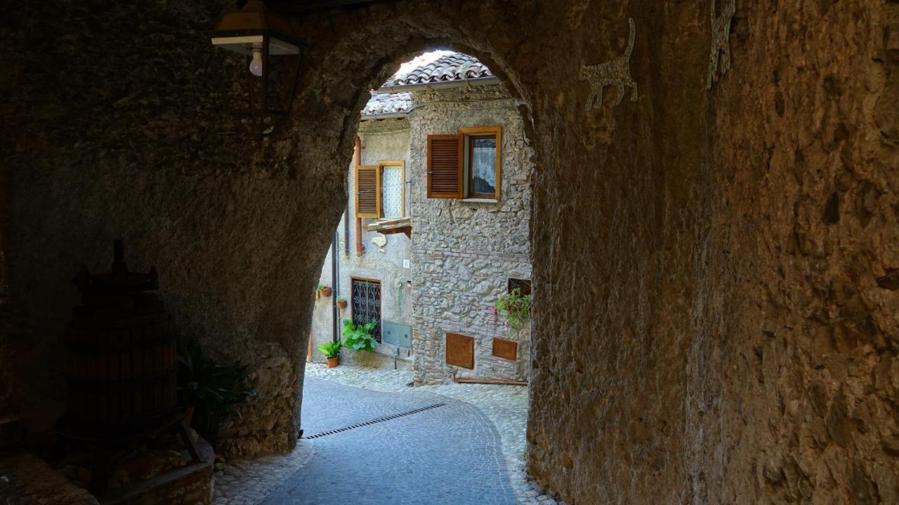 La Terrazza Sul Lago Turano Castel di Tora Eksteriør bilde