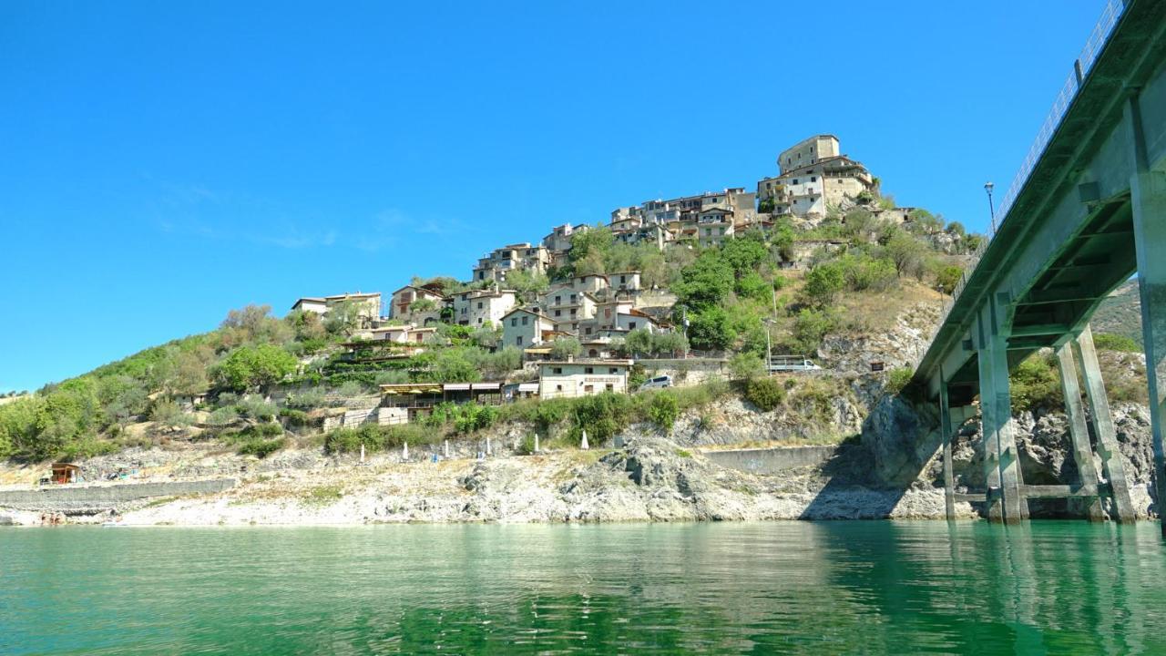 La Terrazza Sul Lago Turano Castel di Tora Eksteriør bilde