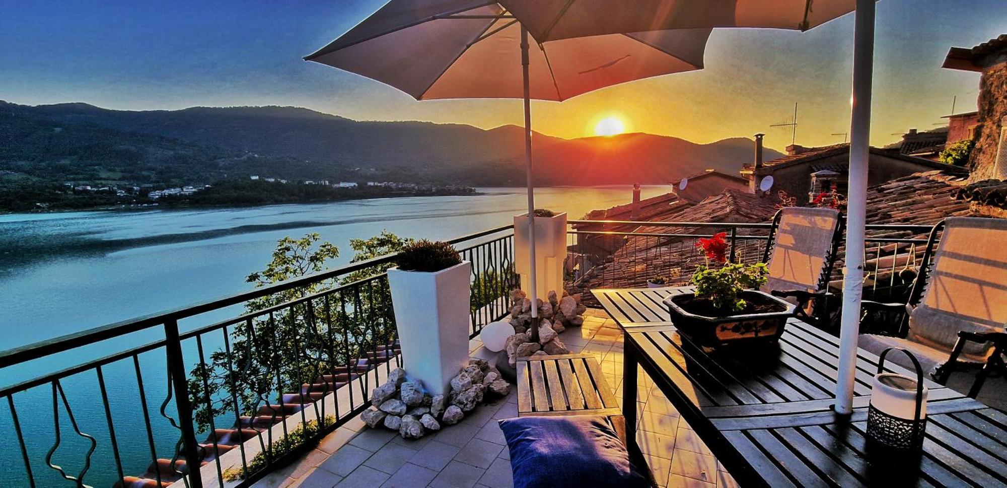 La Terrazza Sul Lago Turano Castel di Tora Eksteriør bilde